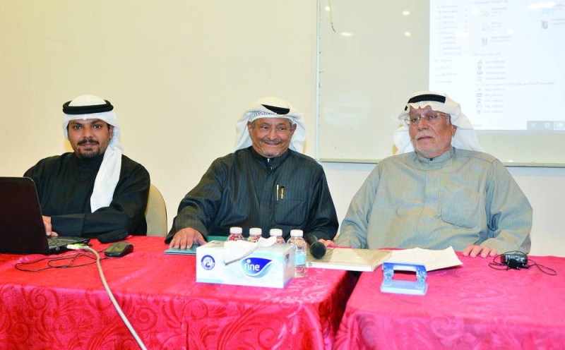 


الفريح يتوسط المتحدثين في الندوة 	 (تصوير سعود سالم) 