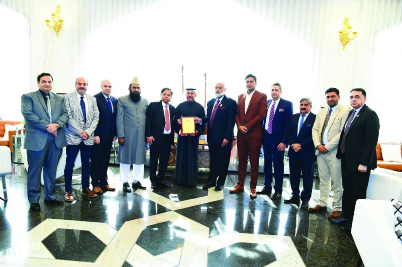 عذبي الناصر متوسطاً ممثلي جمعية الصداقة الكويتية - الباكستانية