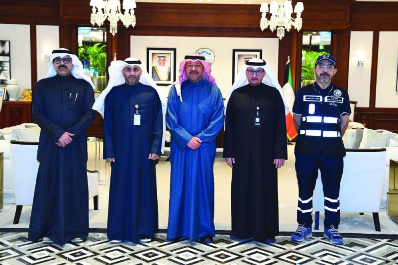 


محافظ الفروانية متوسطاً عدداً من قياديي الجهات الحكومية 