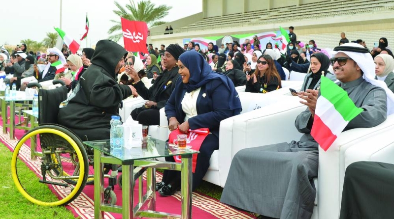 


وفاء المحنا متحدثة مع شخص من ذوي الهمم     	       (تصوير سعود سالم) 