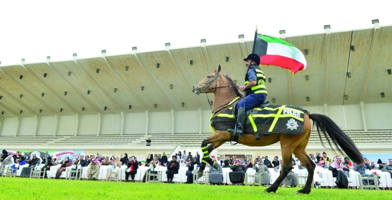 أحد خيالة الشرطة يستعرض بحصانه
