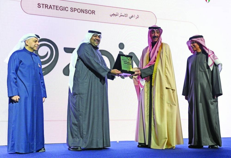 تكريم أحد الفائزين