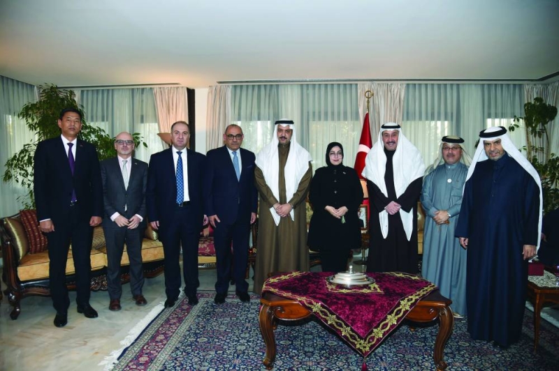 جانب من تقديم العزاء