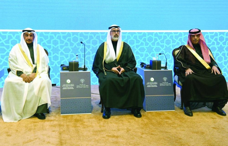 


المستشار الرقدان والسفير الجابر والسفير الضبيعي خلال الملتقى 