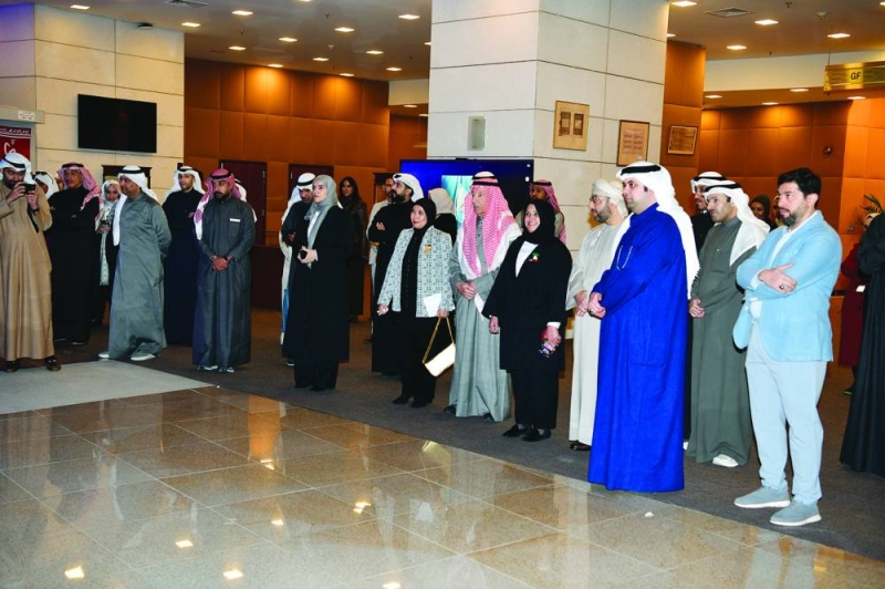 


الحضور في لقطة جماعية 