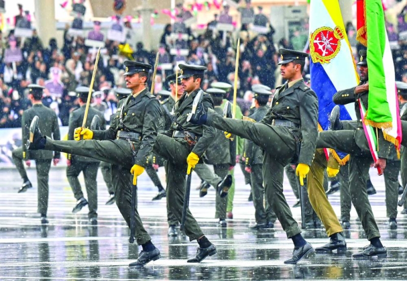 


استعراض عسكري 