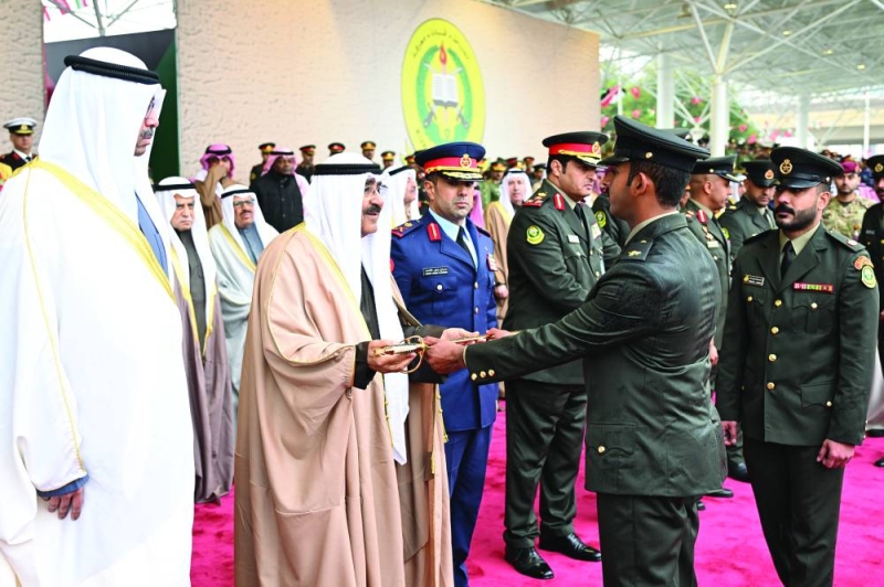 


صاحب السمو يكرم أحد الطلبة الضباط المتفوقين  