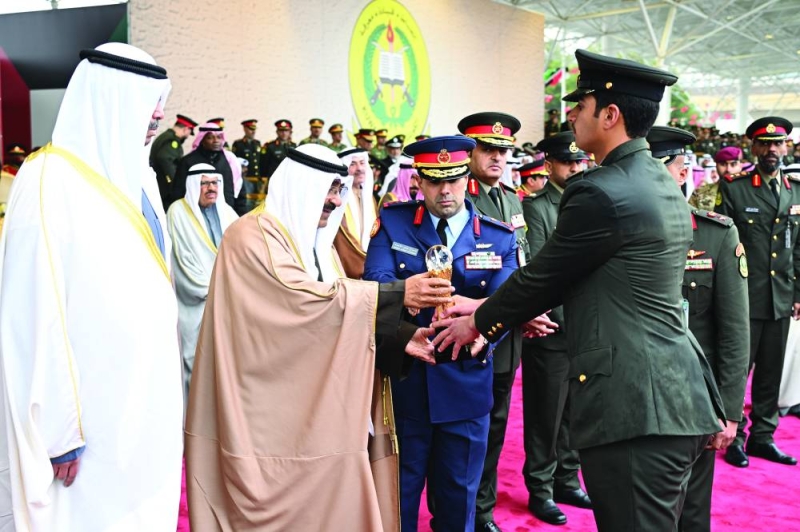 


سمو الأمير يكرم ضابطاً خريجاً بحضور وزير الدفاع 