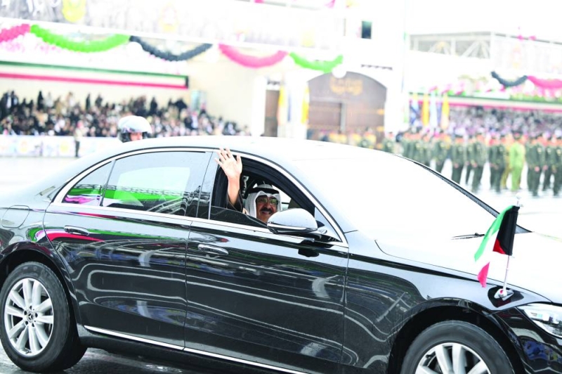 


سمو الأمير يحيي الحضور 