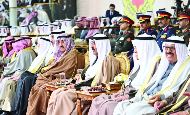 


سمو الأمير خلال الحفل بحضور ولي العهد وناصر المحمد وكبار الشيوخ 