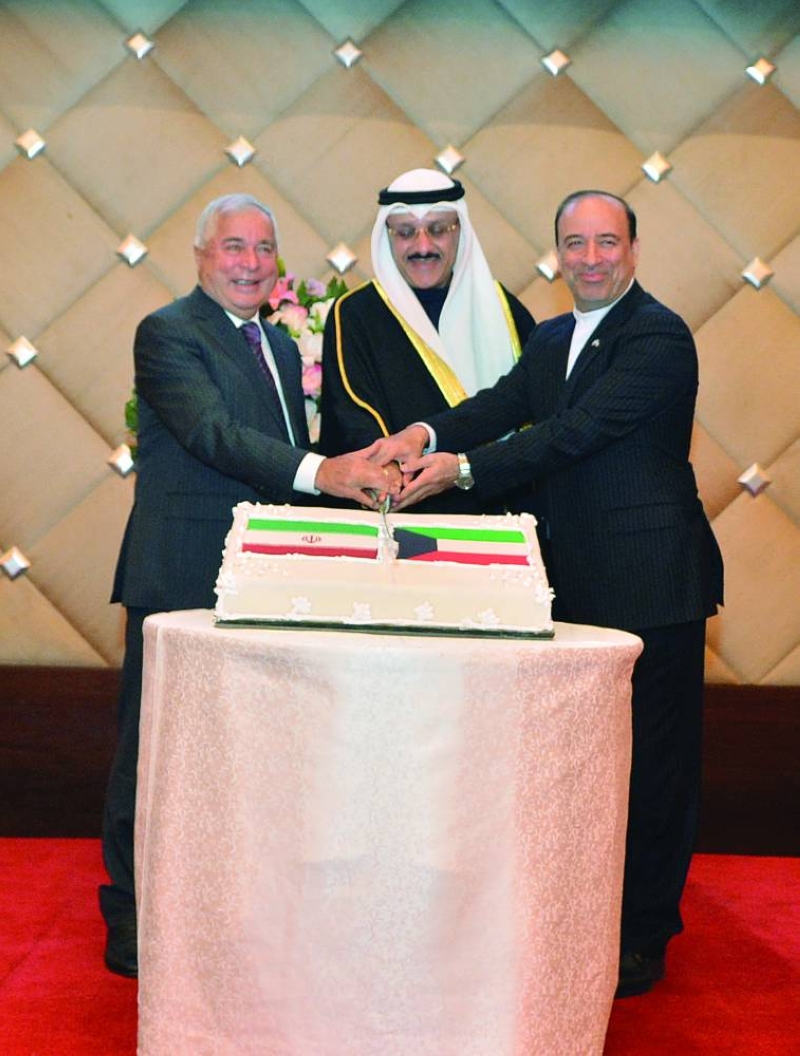 حيات يشارك السفير توتونجي وعميد السلك الدبلوماسي قطع قالب الحلوى 