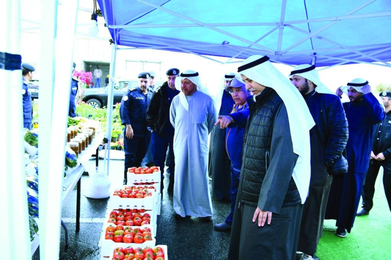 محافظ الفروانية خلال جولته بمعرض مهرجان النوير