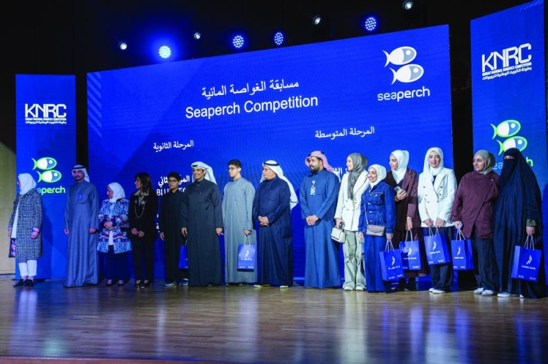 الوزير مع الفرق الفائزة