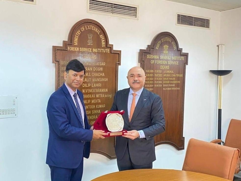 السفير مشعل الشمالي وعميد معهد سوشما سواراج الدبلوماسي الهندي