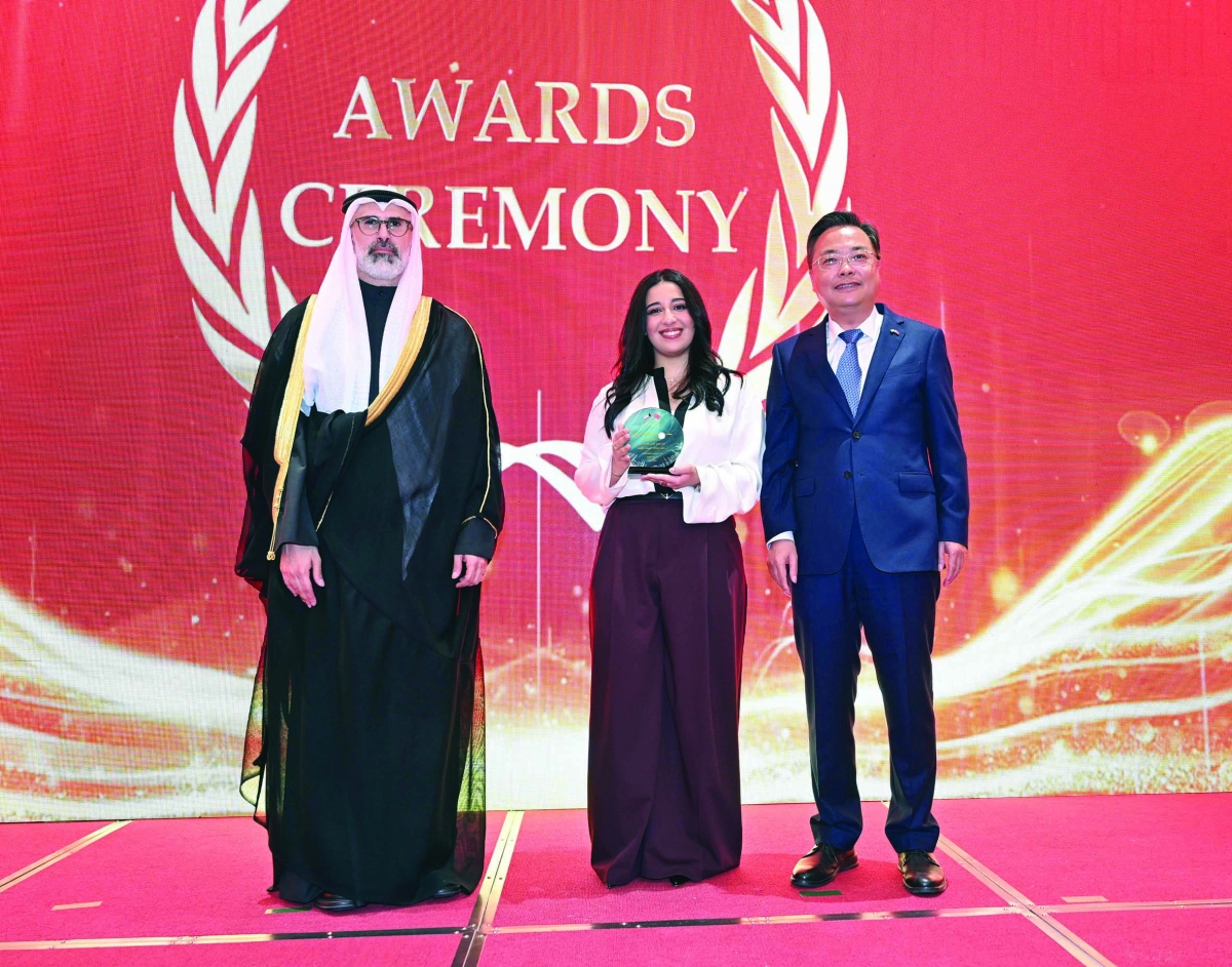 الجابر والسفير الصيني خلال توزيع الجوائز (تصوير أسعد عبدالله)