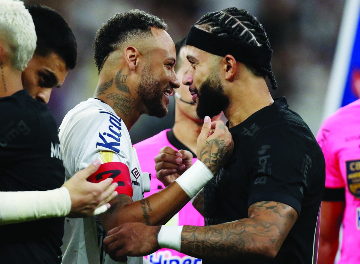 ممفيس ديباي مصافحاً نيمار