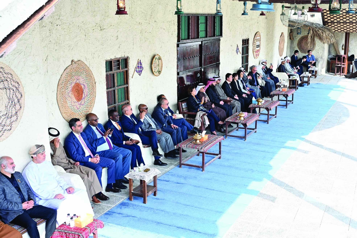 


محيسن وقيادات «الإعلام» خلال الاحتفال بحضور عدد من الدبلوماسيين 