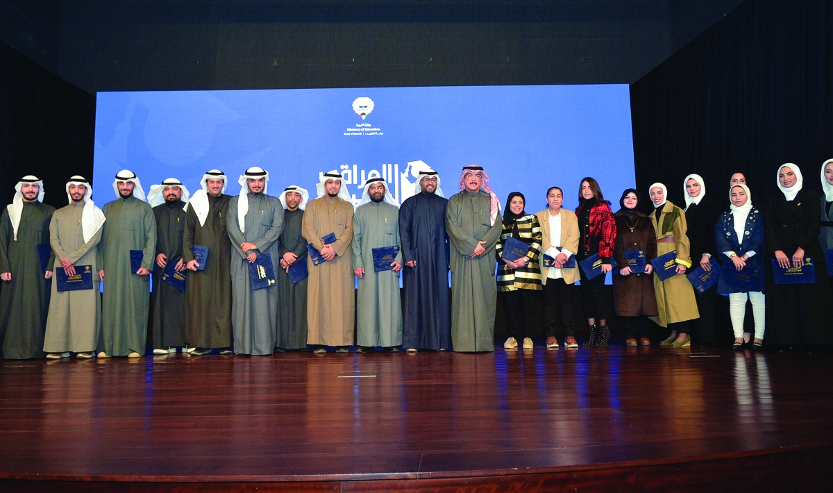 


الوزير يتوسّط عدداً من المكرمين 