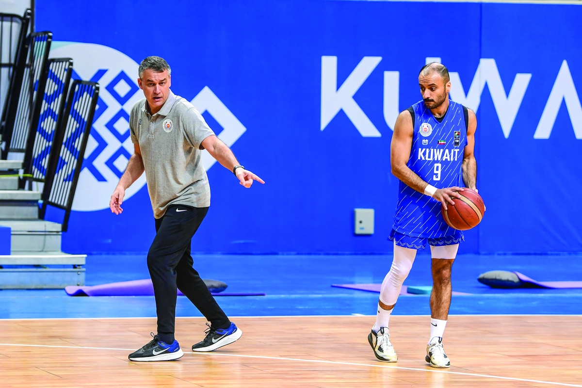 


أوليفر كوستيتش وتركي الشمري خلال تدريب سابق 