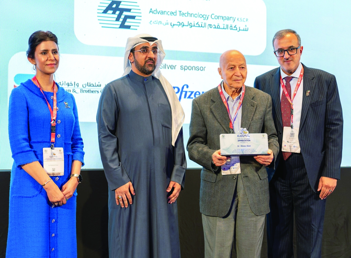 من تكريم المشاركين بالمؤتمر