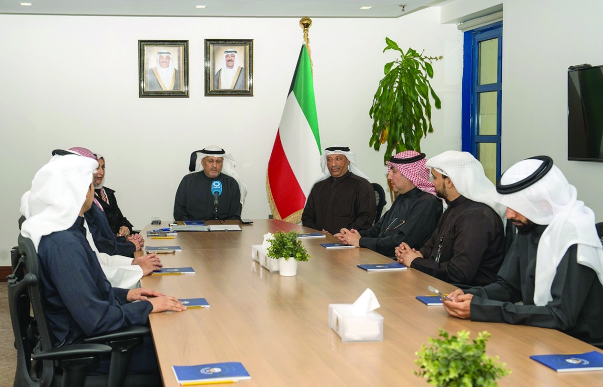 


العمر ومسؤولو «المواصلات» والجهاز المركزي لدى توقيع البروتوكول 