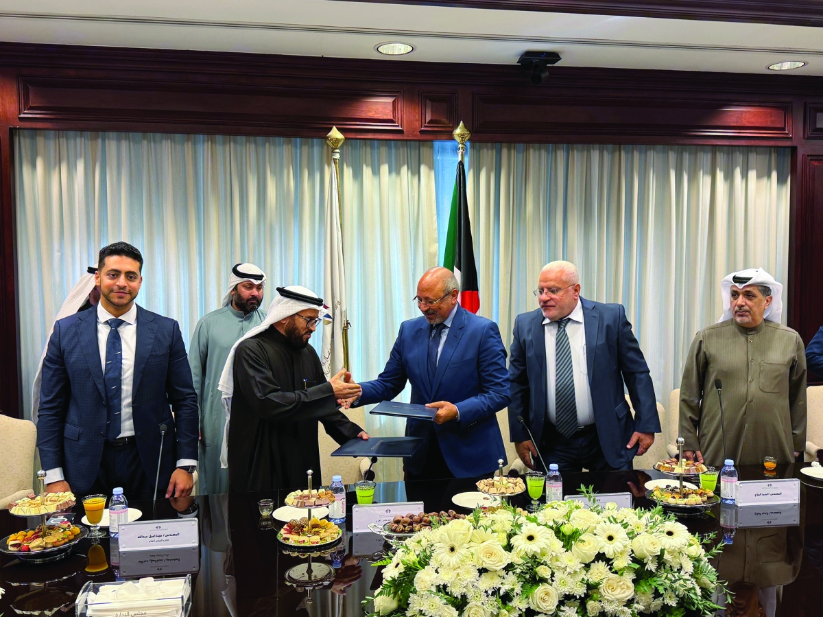 


راشد العنزي وممثل الشركة المنفذة للمشروع عقب توقيع العقد 