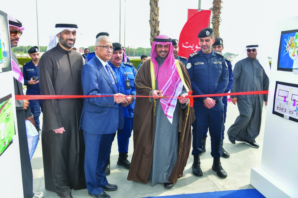 محافظ مبارك الكبير ورئيس جمعية الدفاع عن المال العام يقصان شريط المعرض 	
(تصوير سعود سالم)