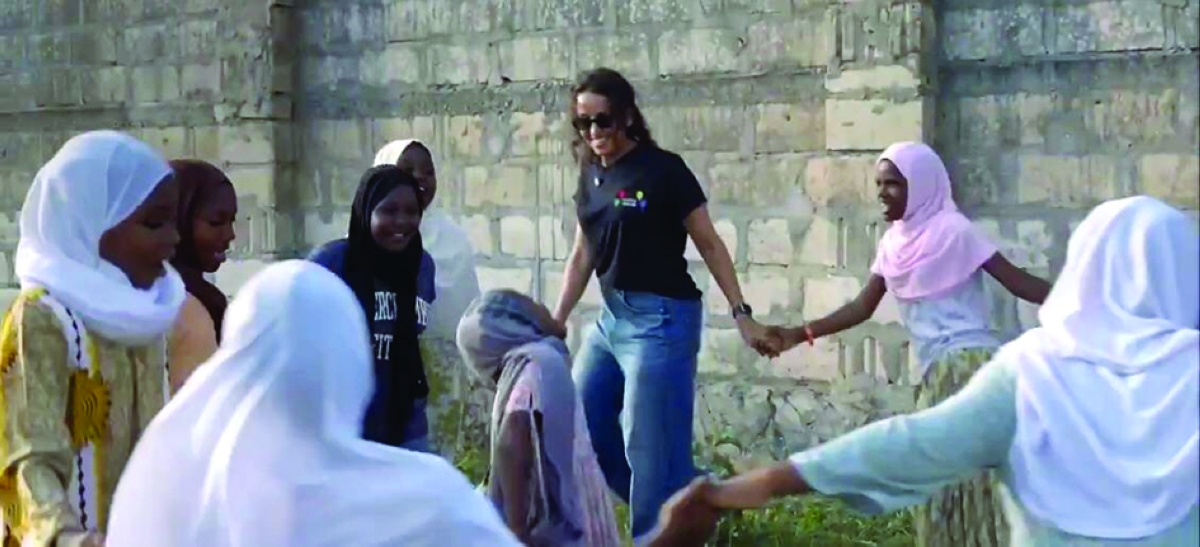 


اللعب مع الأطفال 