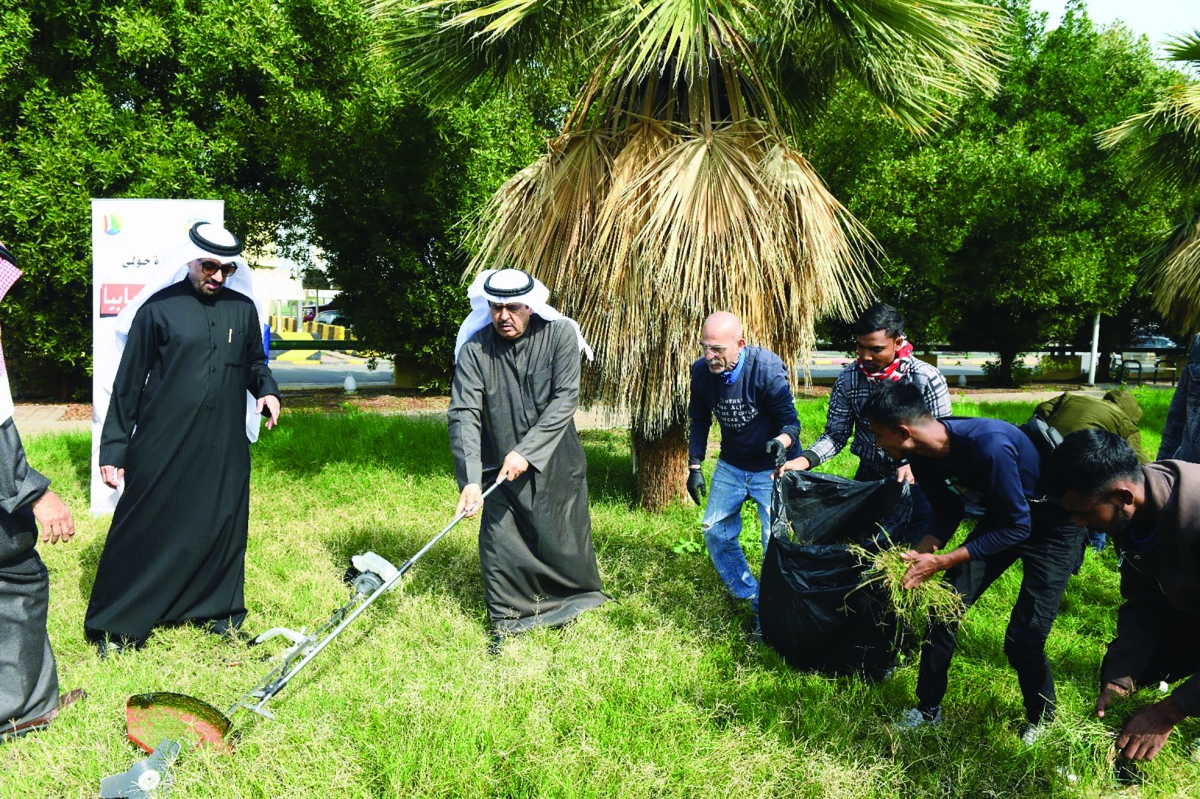 


محافظ حولي مشاركاً في الحملة 