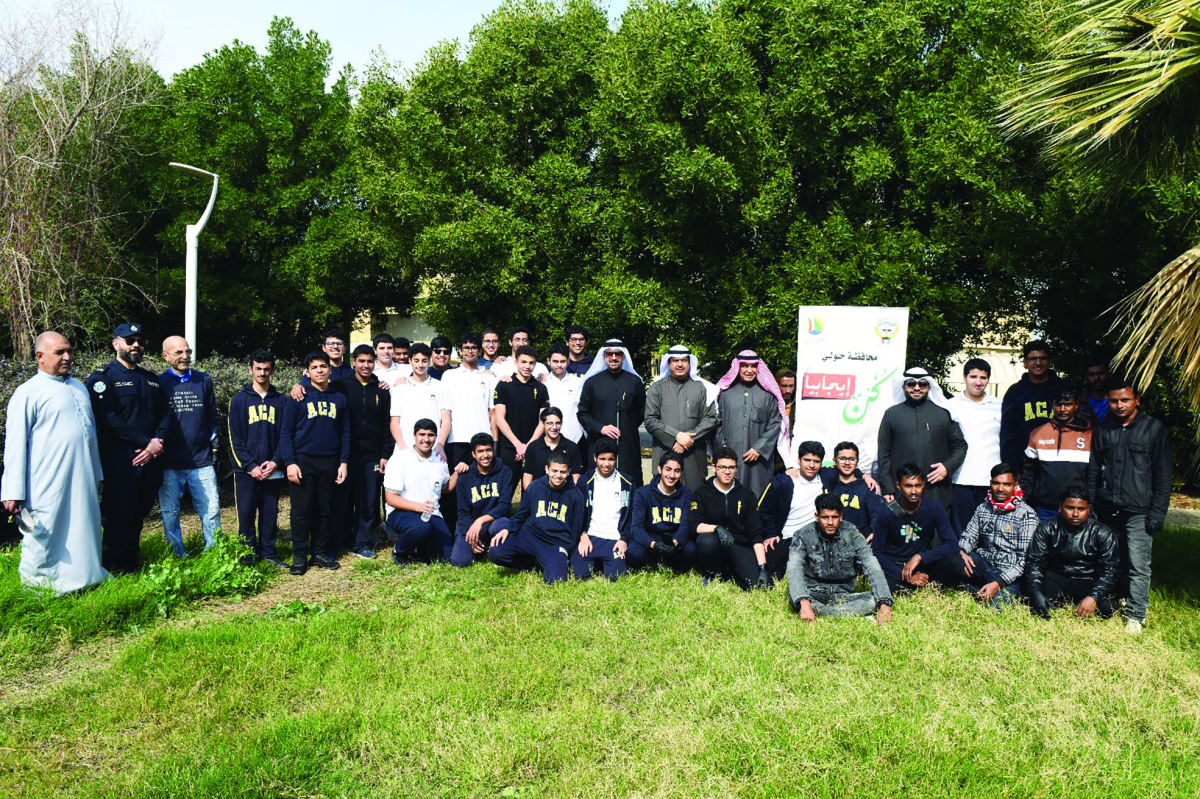 علي سالم الأصفر مع المشاركين في لقطة جماعية