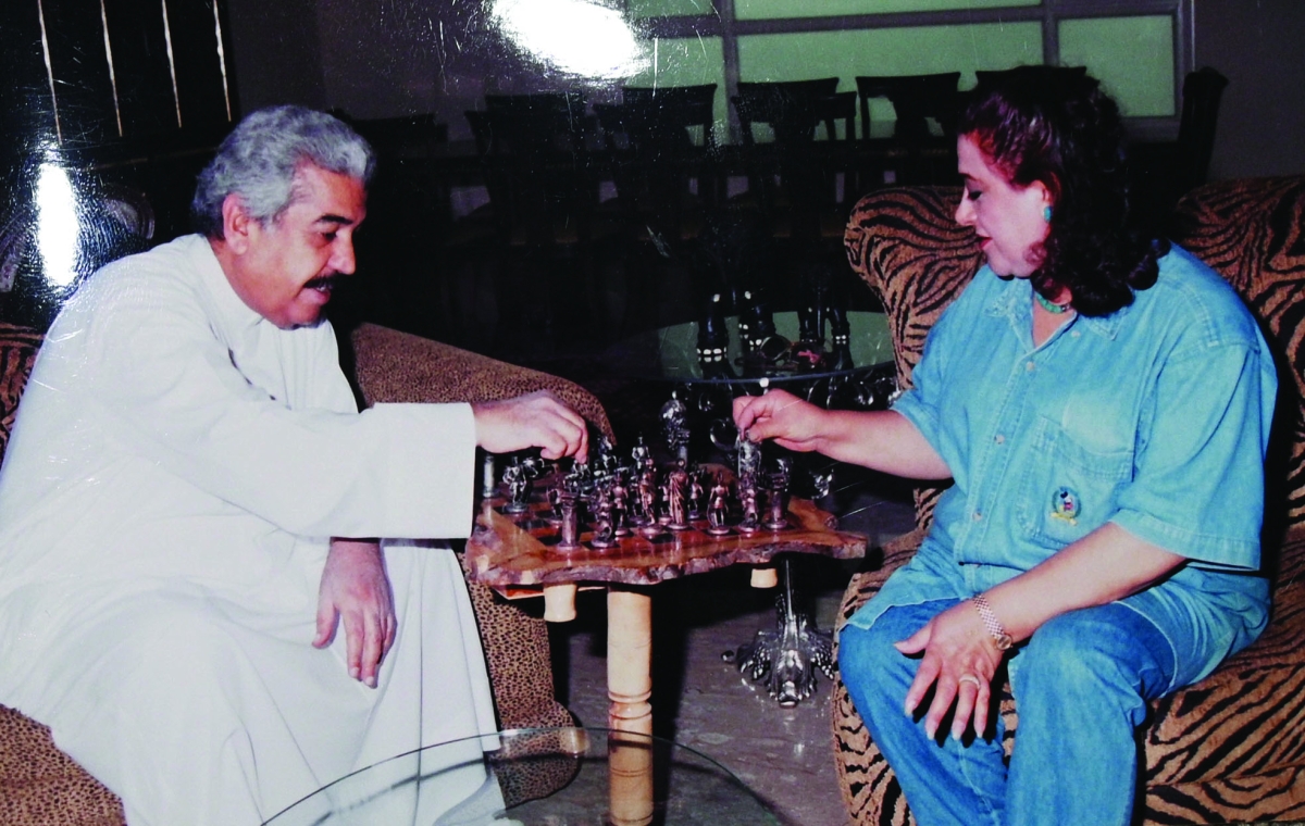 


 تلعب الشطرنج مع زوجها صالح الشايجي 