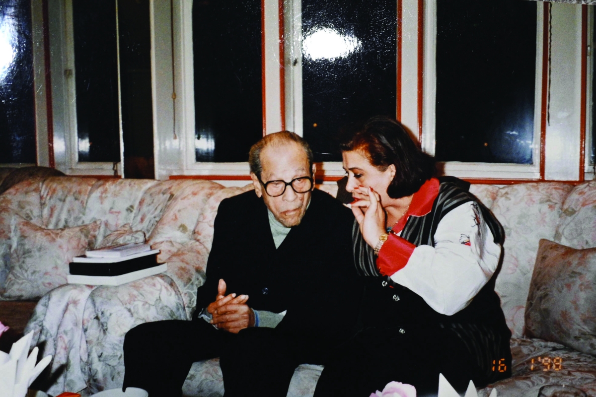 


 مع نجيب محفوظ 