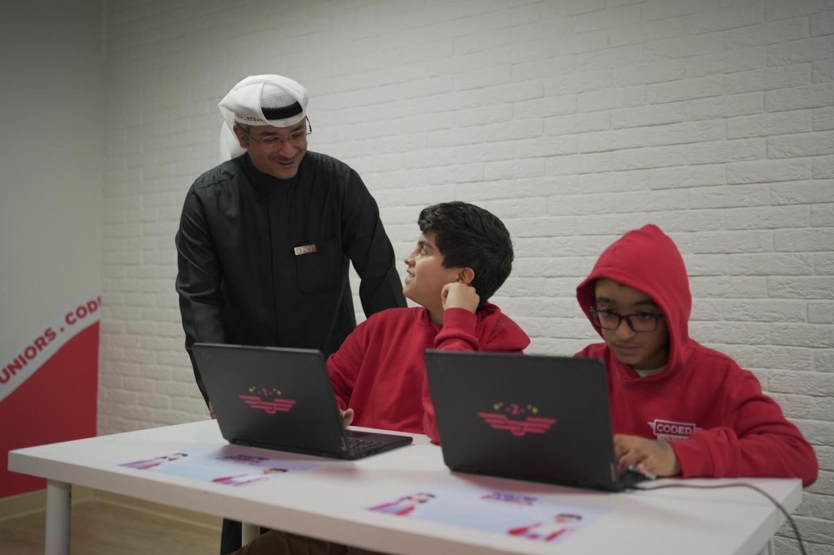 ممثل بيت التمويل الكويتي مع طلبة كودد