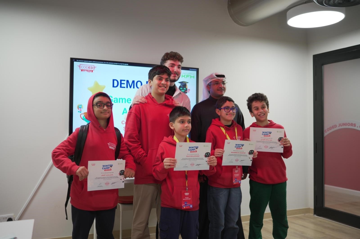 ممثل بيت التمويل الكويتي مع الأطفال خريجي برنامج كودد جونيرز