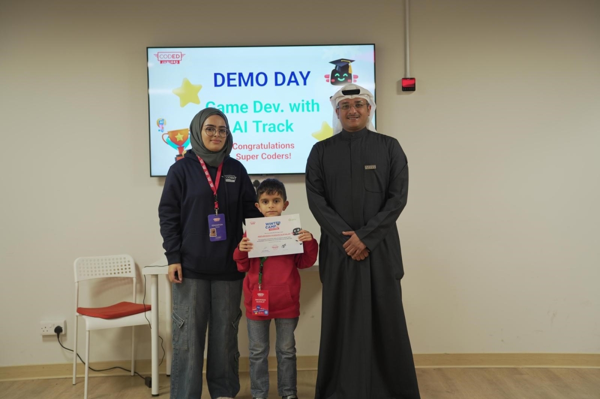 تكريم طفل خريج برنامج كودد جونيرز