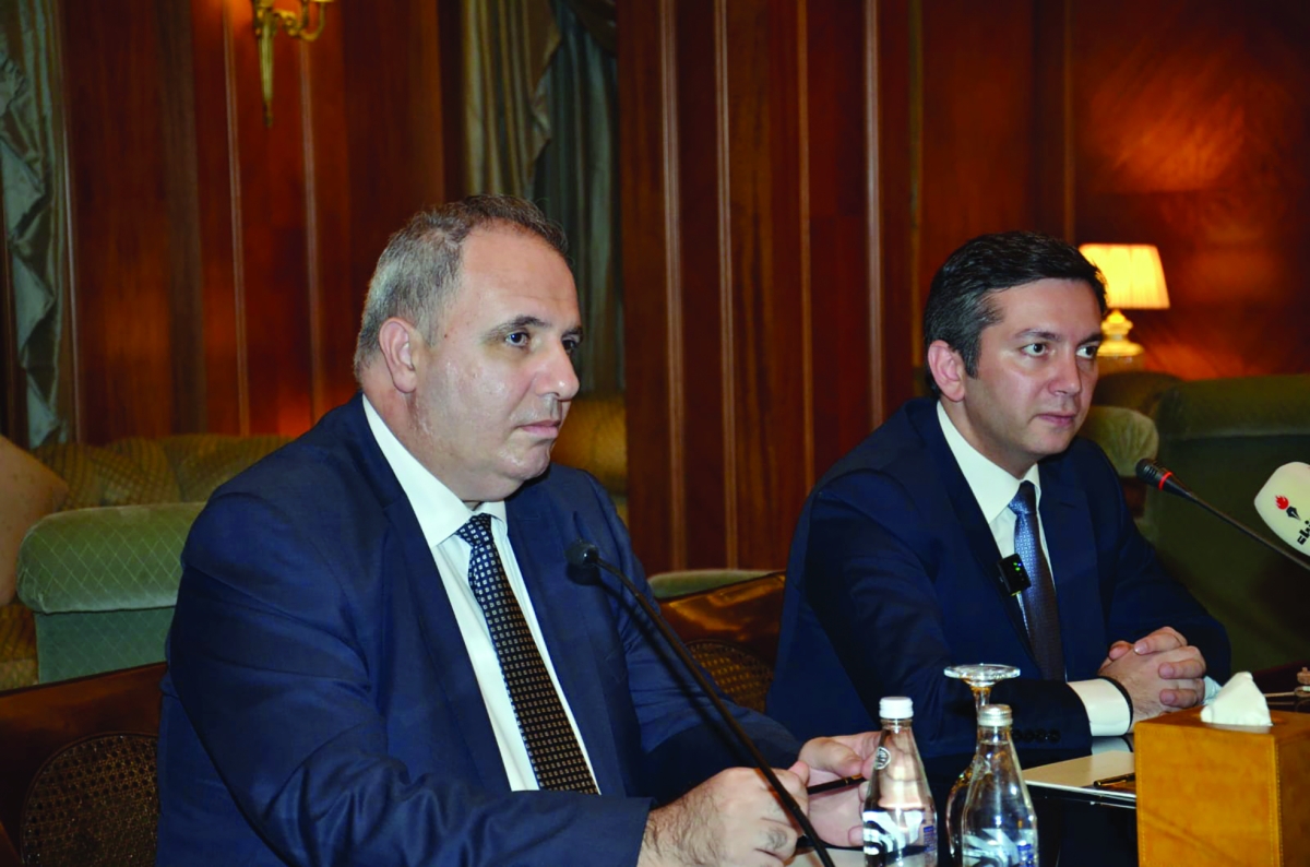 


يالتشين رافييف متحدثاً في المؤتمر بحضور السفير أميل كريموف 