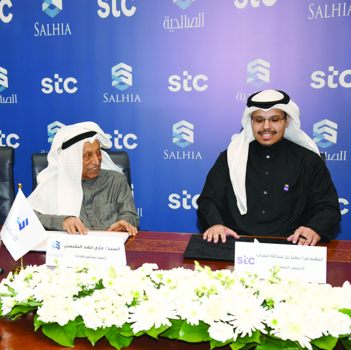 جانب من توقيع اتفاقية التأجير