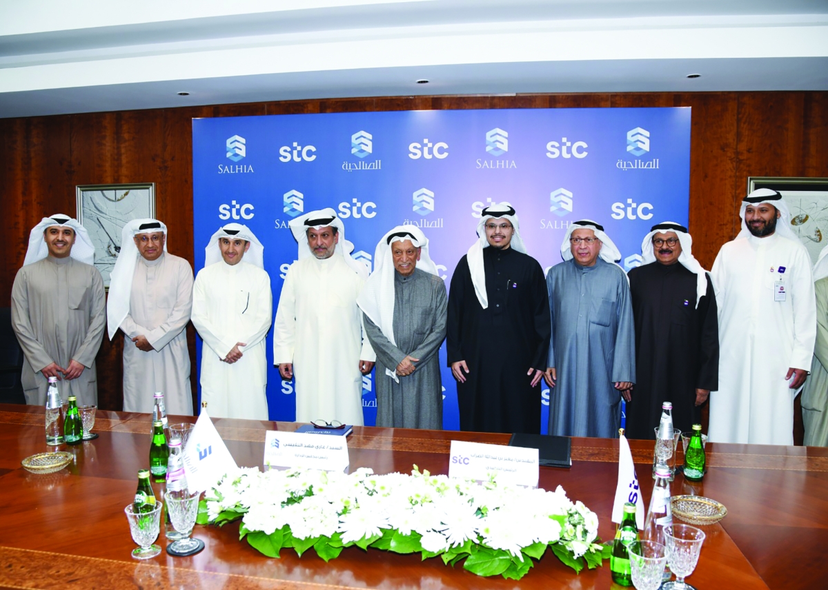 


قياديو الجانبين عقب توقيع الاتفاقية 