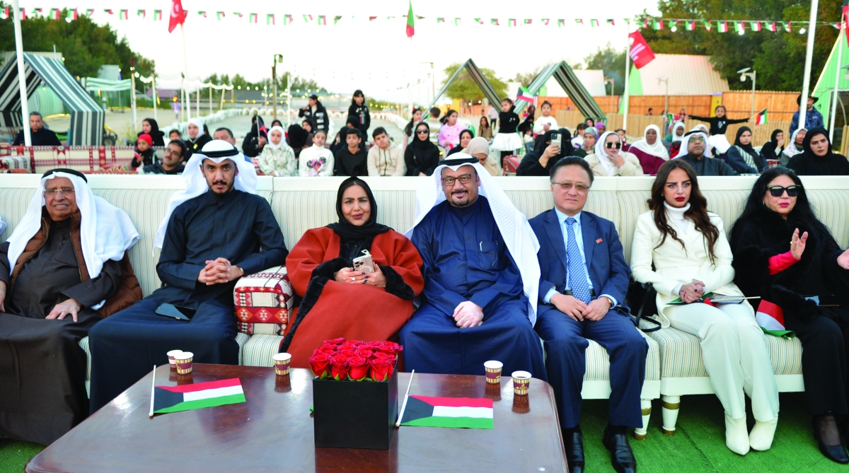 أم راكان الصباح تتوسط المشاركين في الفعالية 	(تصوير سعود سالم)