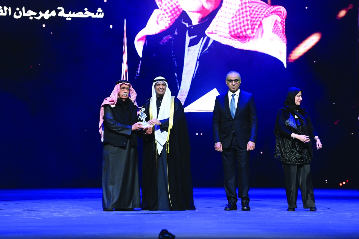 


وزير الإعلام مكرماً شخصية مهرجان القرين الثقافي عبدالله الغذامي 