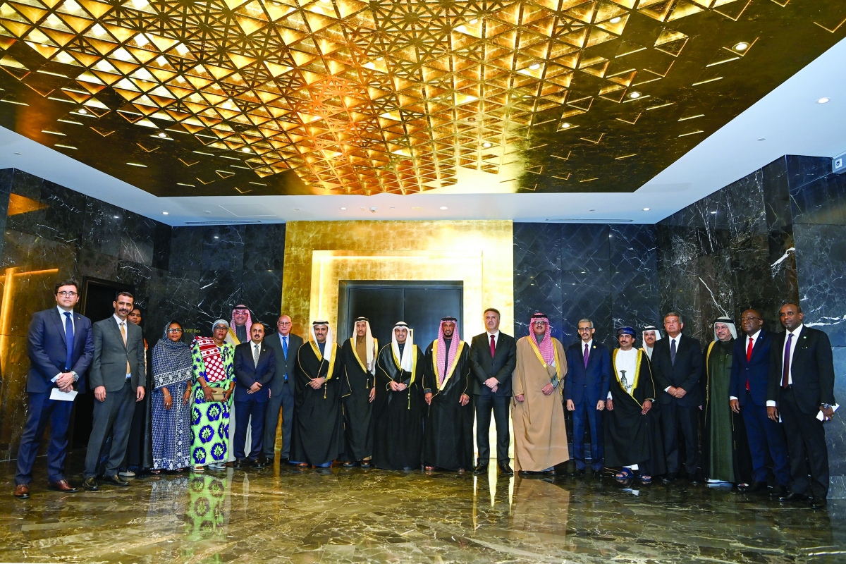 وزير الإعلام يتوسط باقة من السفراء والدبلوماسيين 