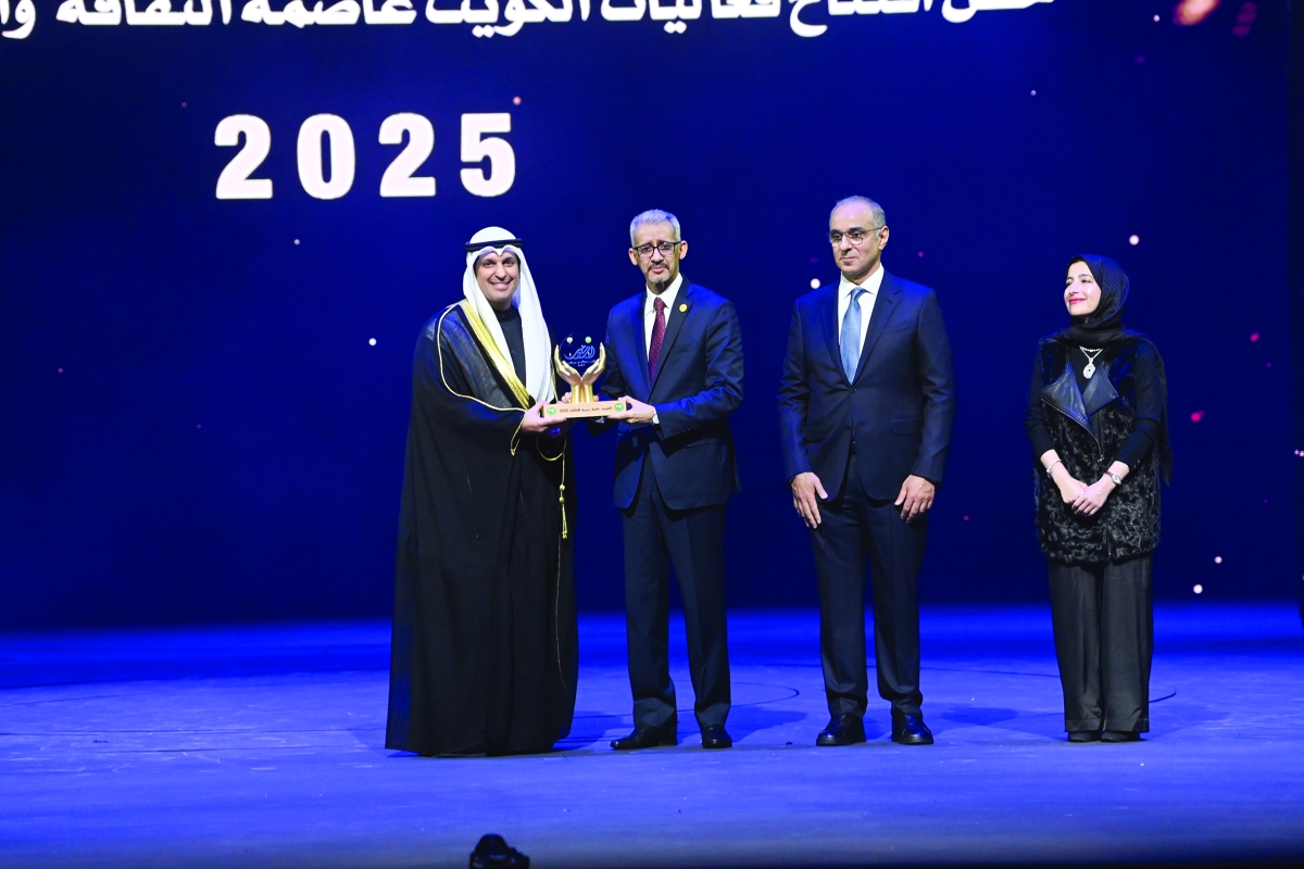 


مدير «الألسكو» مُقدماً لوزير الإعلام درع «الكويت عاصمة للثقافة والإعلام العربي» 