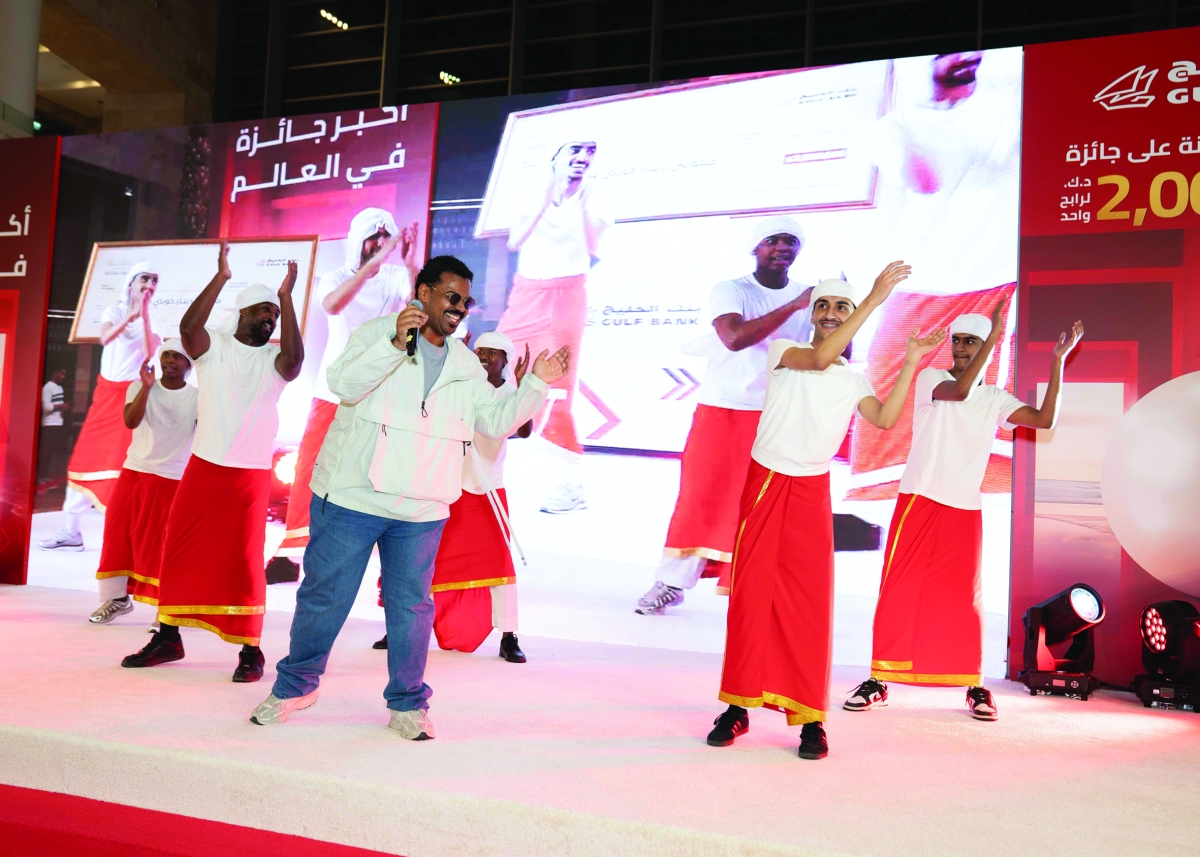 الفنان محمد الحملي يقود «باك ستيج جروب» في أحد 
الاستعراضات