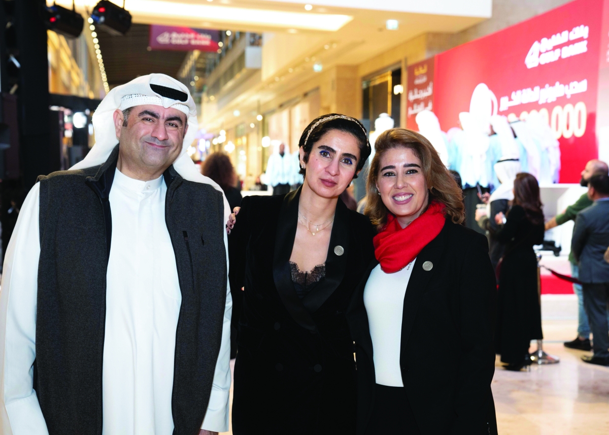 


نجلاء العيسى مع منال بركات وياسر سليمان 