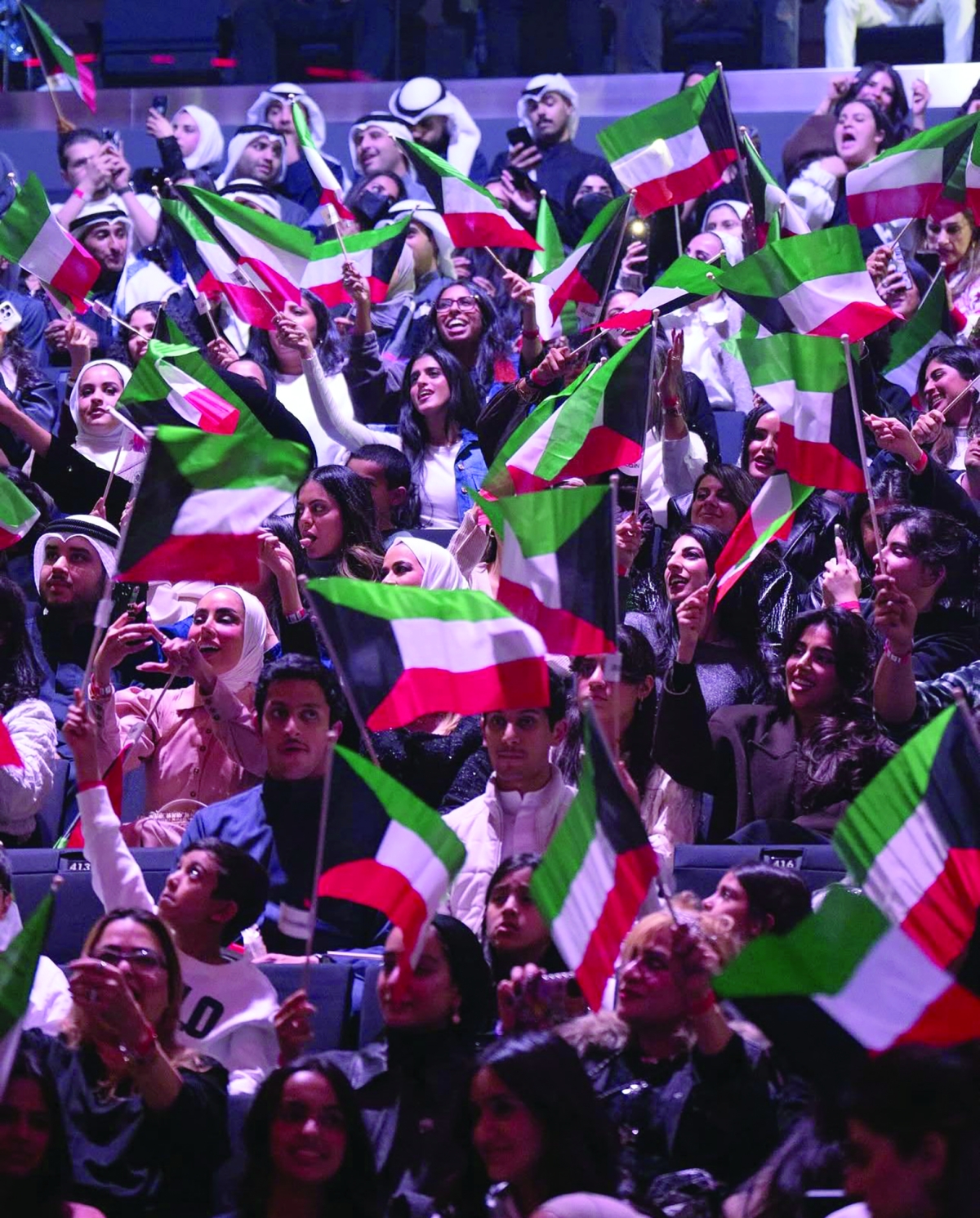 


أعلام الكويت ترفرف عالياً في أيدي الجمهور 