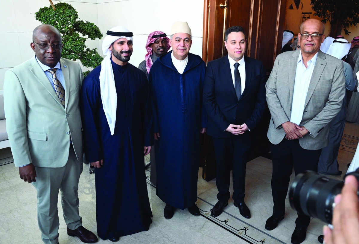 


مبارك الفهد مع عدد من الضيوف 