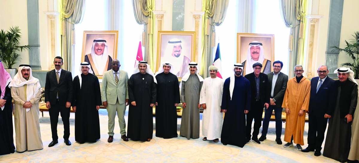 الوزير المطيري متوسطاً الشيخ مبارك فهد الجابر والشيخ ثامر الصباح ووزير الإعلام البحريني وسفراء وإعلاميين 	(تصوير نايف العقلة)