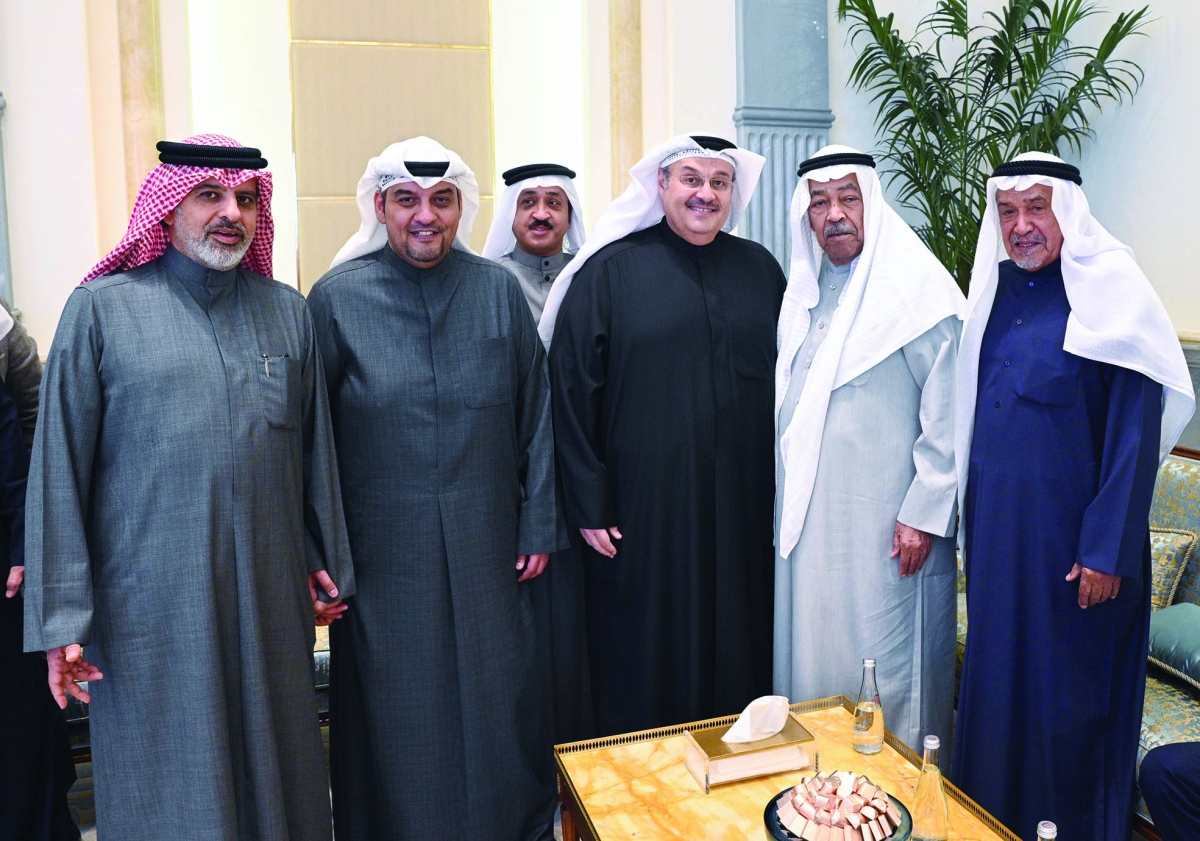 


رئيس التحرير وليد الجاسم والرئيس التنفيذي لمجموعة «الراي» الإعلامية راشد العميري مع سعد الفرج وجاسم النبهان وماضي الخميس 