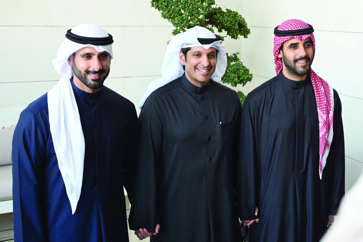 


الوزير المطيري متوسطاً الشيخ مبارك الفهد وشقيقه ناصر 