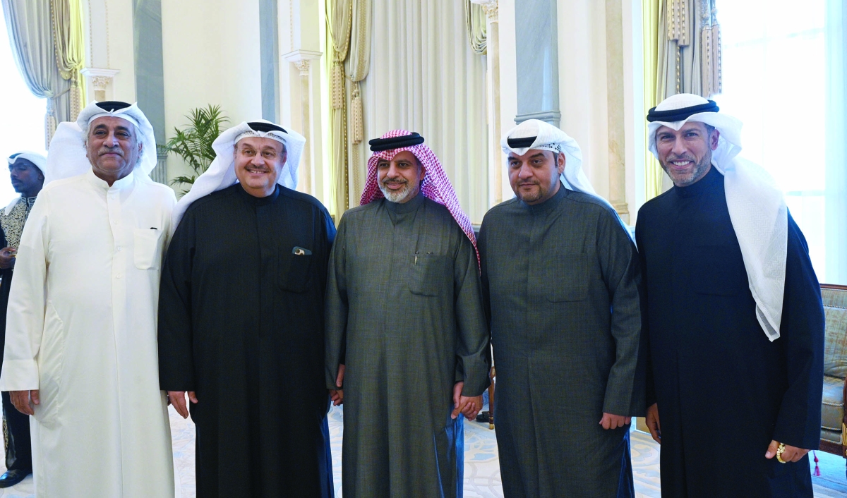 


الزميلان وليد الجاسم وراشد العميري مع ماضي الخميس وعلي حسن والإعلامي البحريني مؤنس المردي 